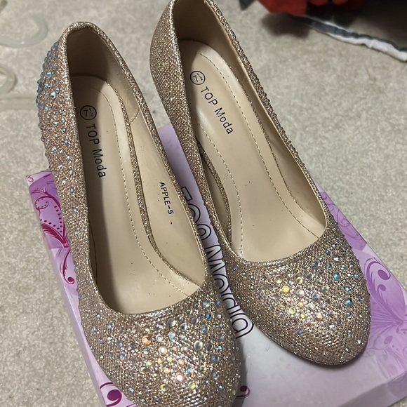 Worn once excellent condition too moda hood glitter shoes. - Picture 2 of 3